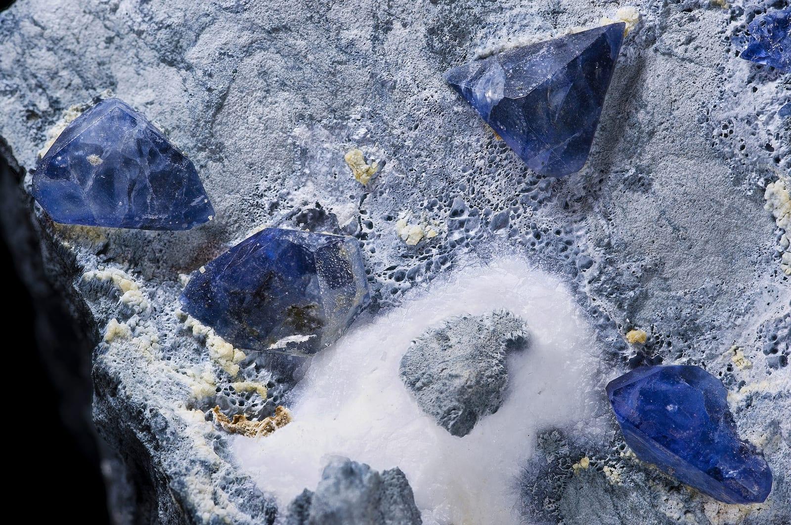 Benitoite mineral