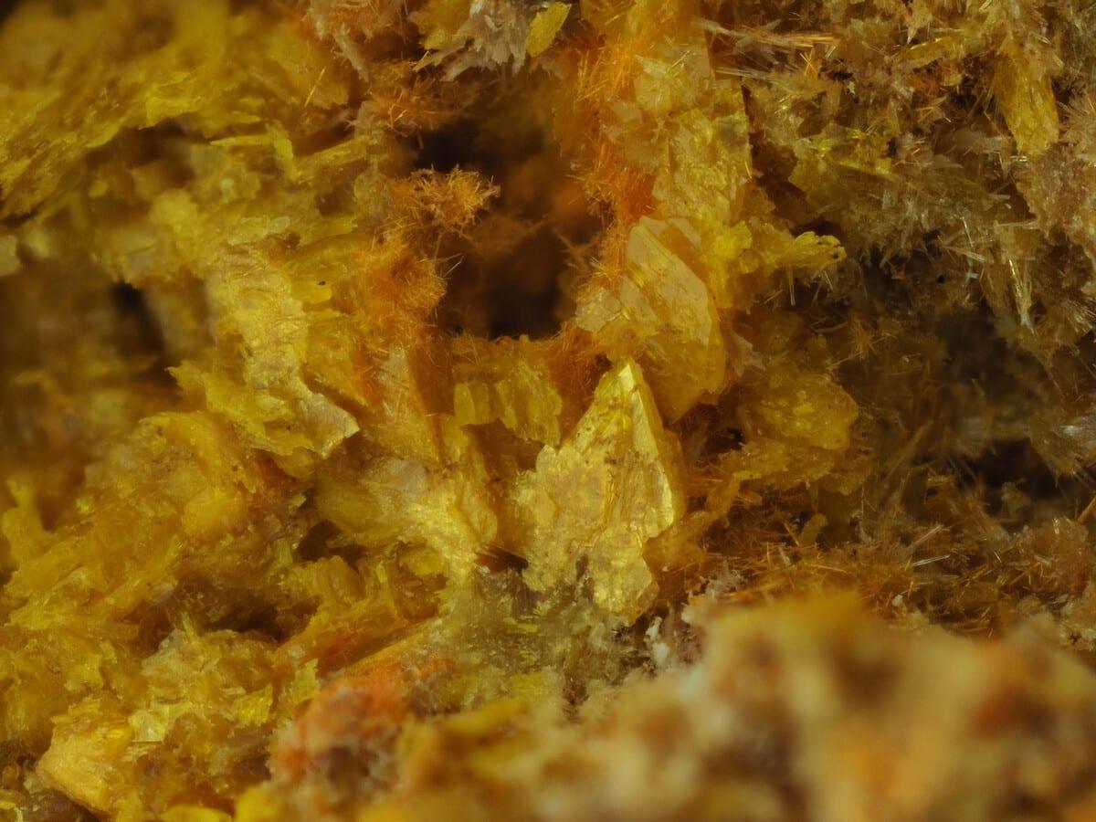 Bijvoetite-(Y) mineral — Mineralatlas Lexikon   Bijvoetite (Y)