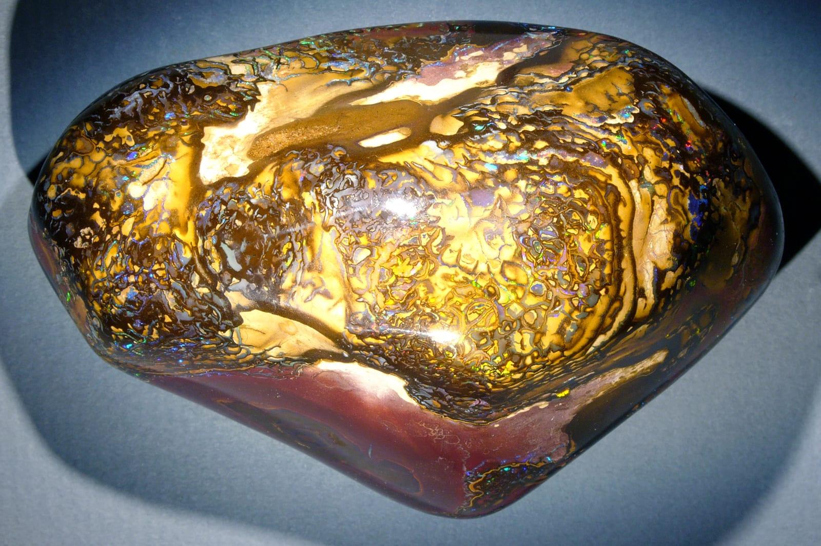Boulder Opal gemstone — Opal boulder hg