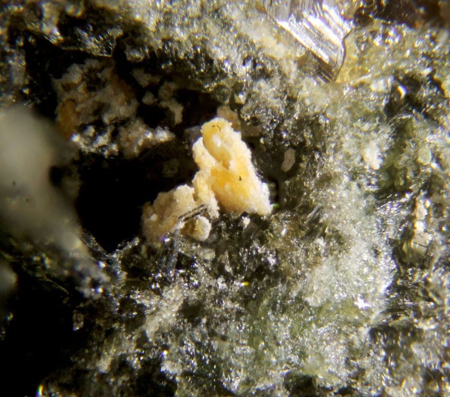 Cuspidine mineral
