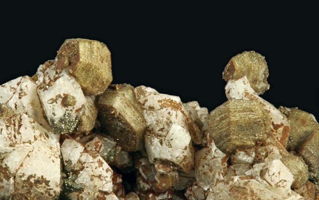 Donnayite-(Y) mineral — Donnayite (Y)