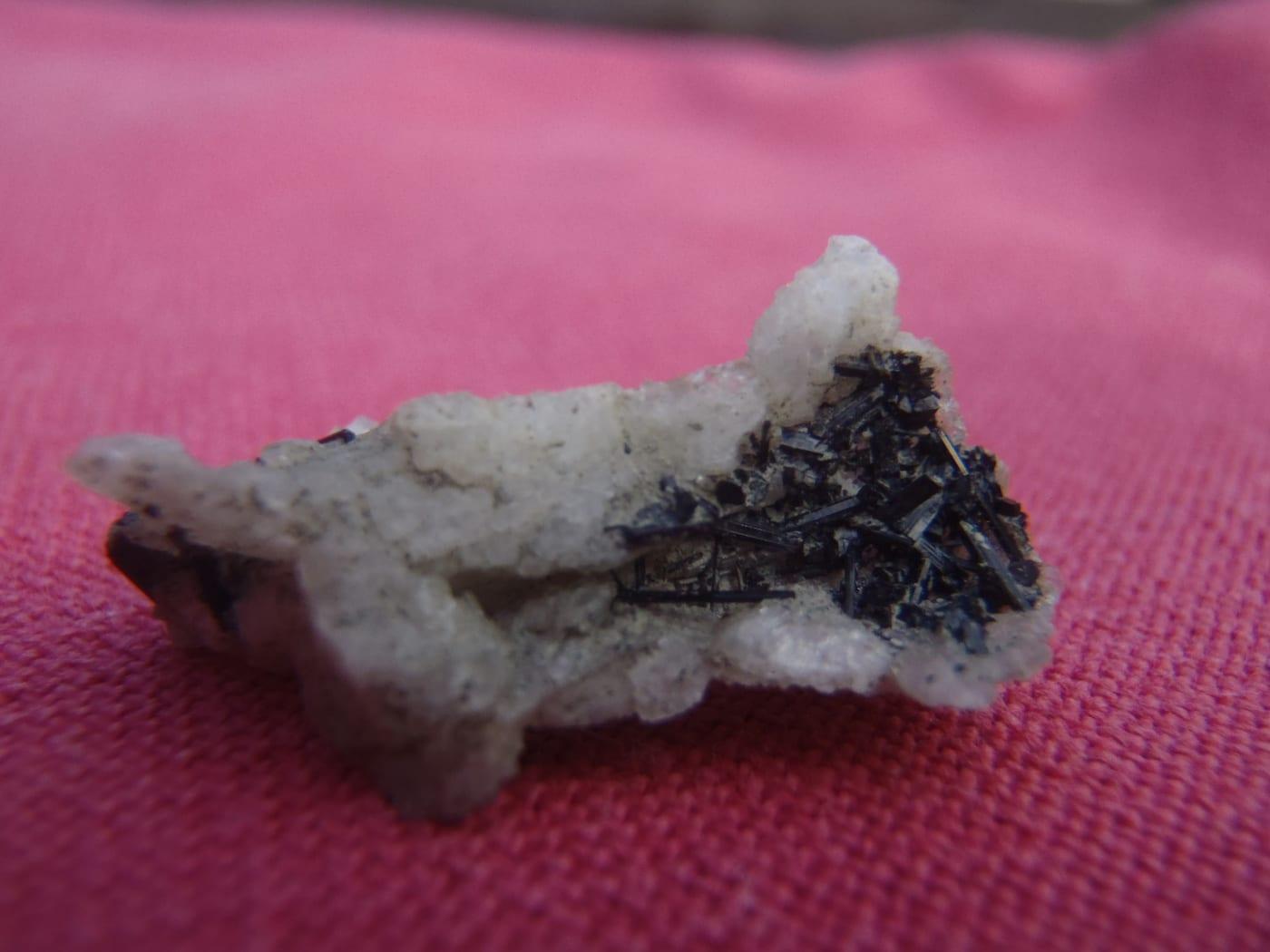 Fluor-schorl mineral — Fluor schorl 637554
