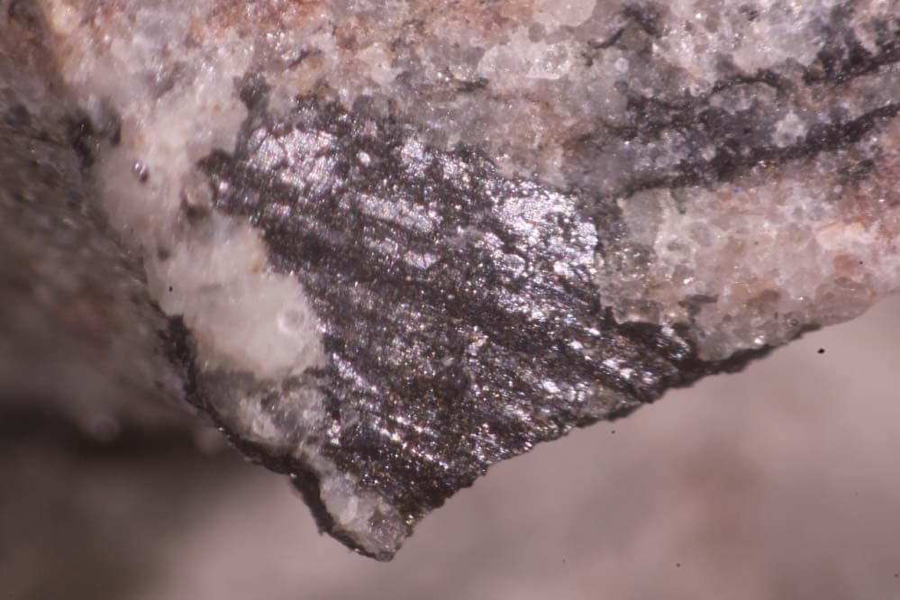 Høgtuvaite mineral