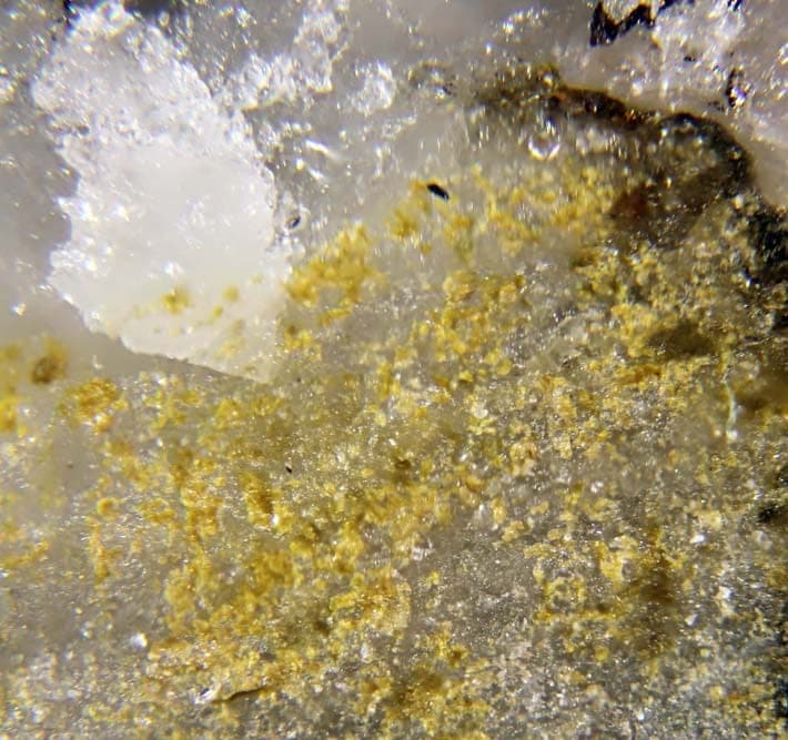 Montanite mineral