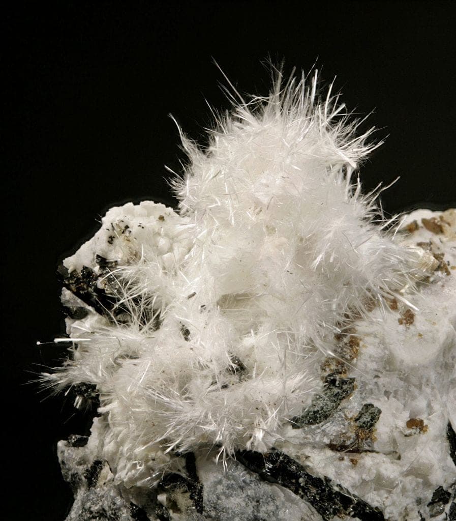 Niveolanite mineral