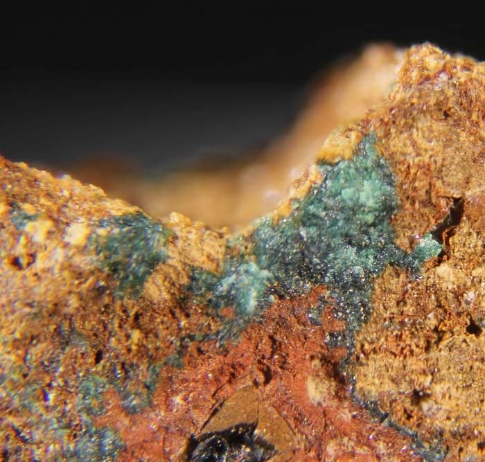 Parádsasvárite mineral