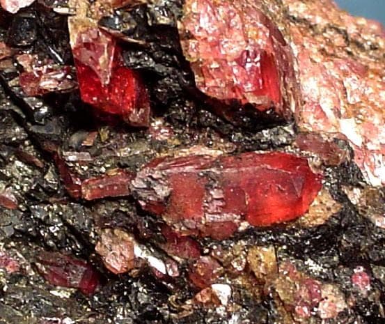 Pyroxmangite mineral