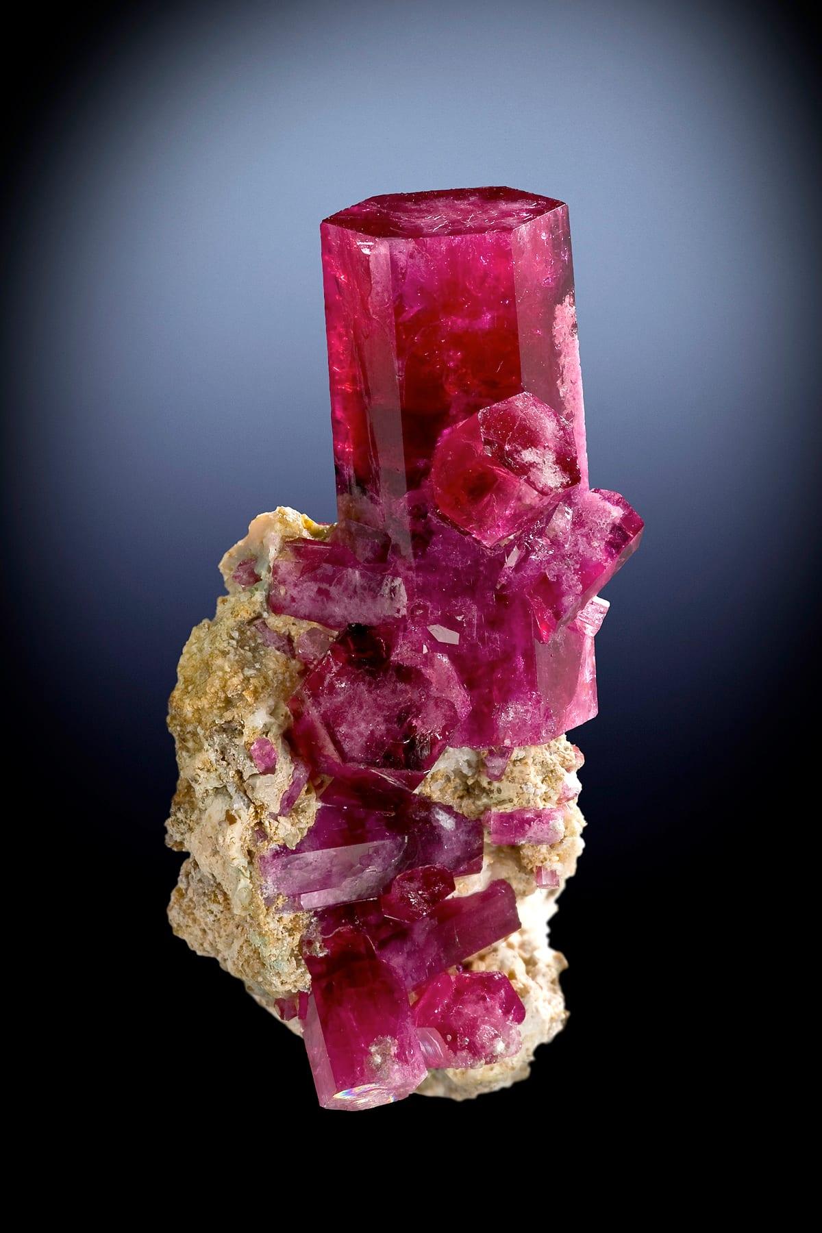 Red Beryl gemstone — Antimony Beryl redberylharrismineutah