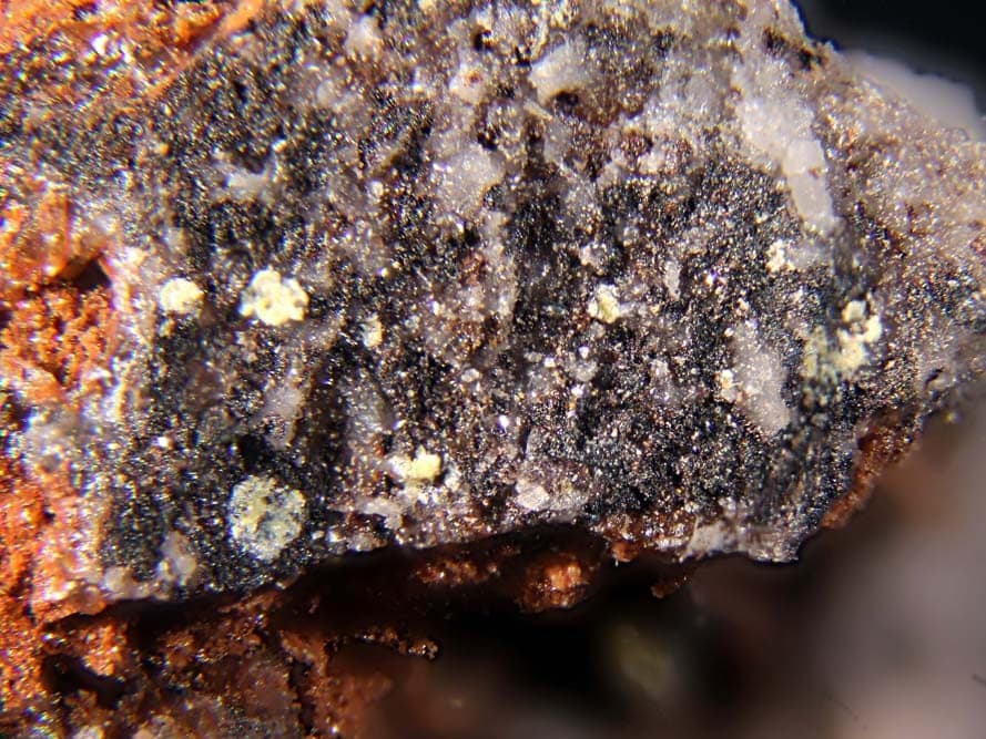 Russellite mineral