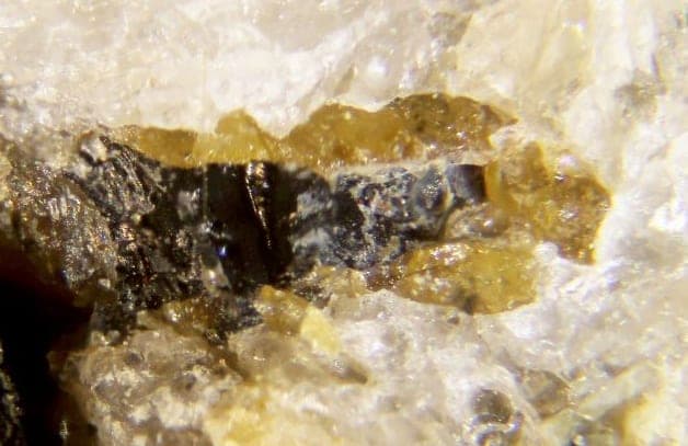 Tisinalite mineral