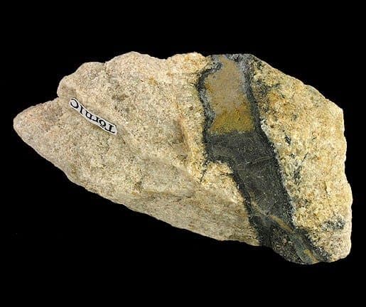 Törnebohmite-(Ce) mineral — Tornebohmite (Ce) Allanite (Ce) 228535