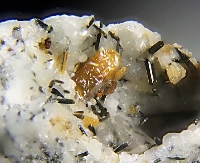 Tsepinite-Na mineral — Tsepinite Na & Labuntsovite Mn
