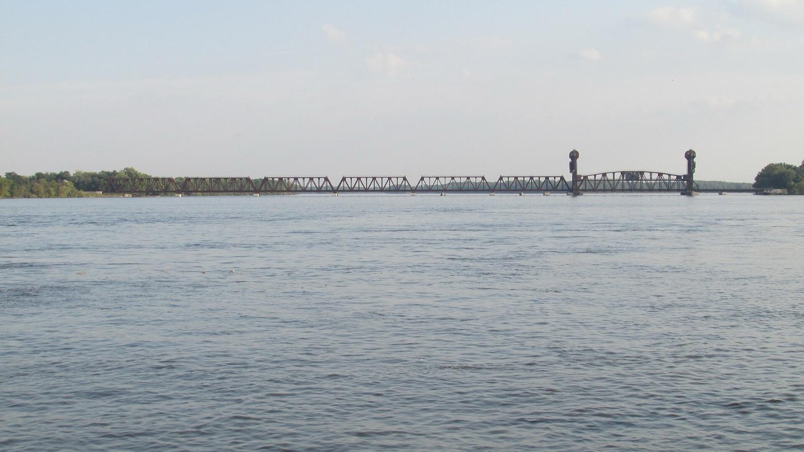 The Mississippi River and railroad bridge at Burlington, Des Moines County, Iowa