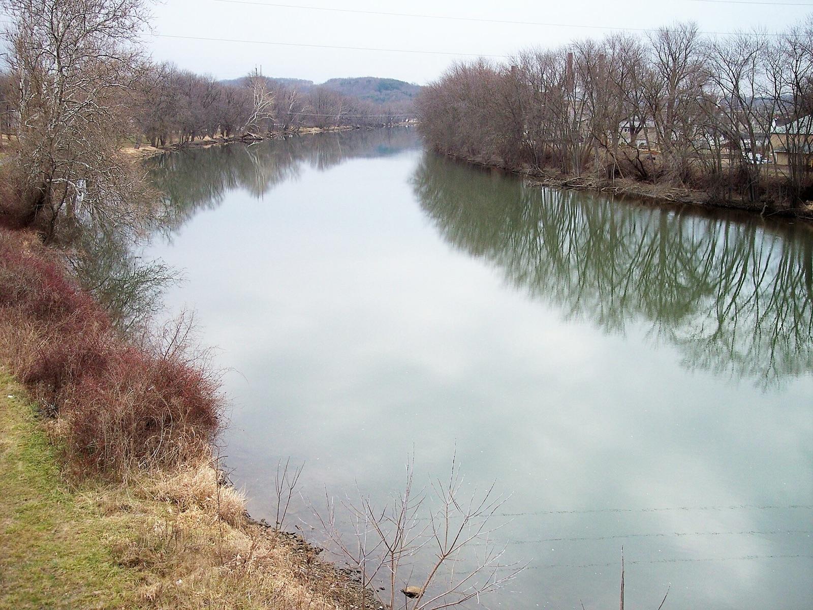 The Tuscarawas River at Dover, Tuscarawas County, Ohio, the same river whose gravel bars near Zoar carry flint cobbles