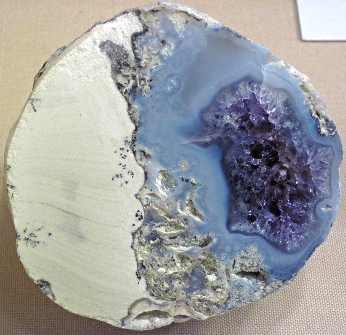 Las Choyas Coconut Geode gemstone