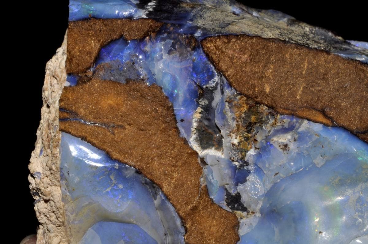 Opal-quartz gemstone