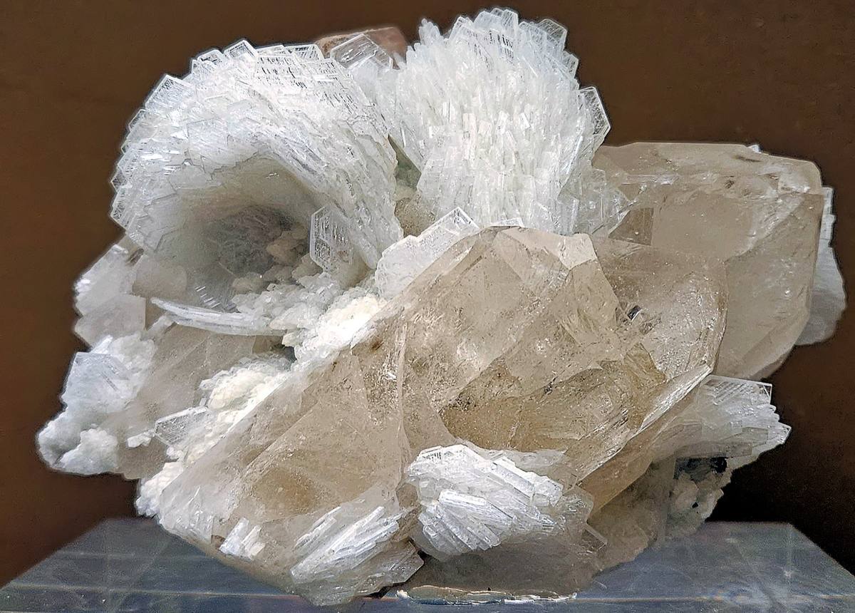 Cleavelandite fans with quartz