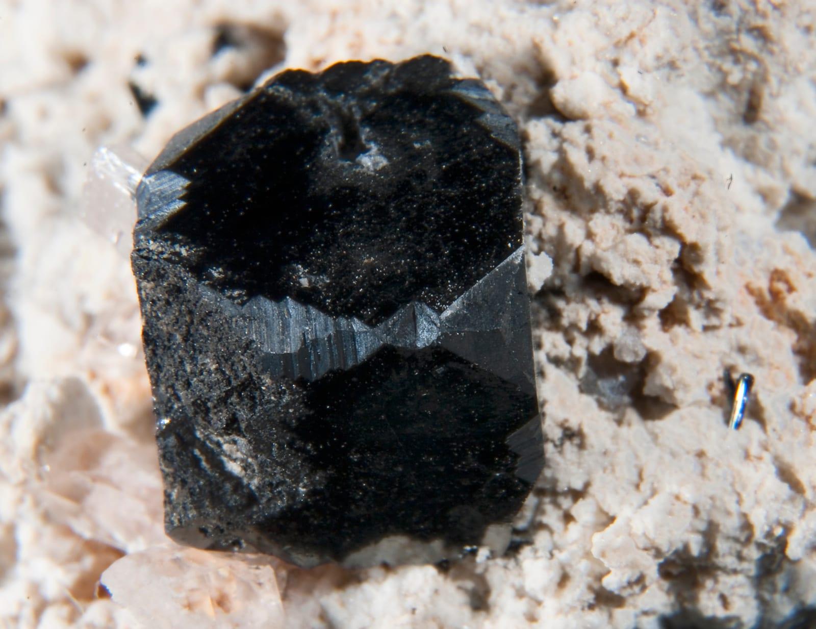 Bixbyite-(Mn) mineral