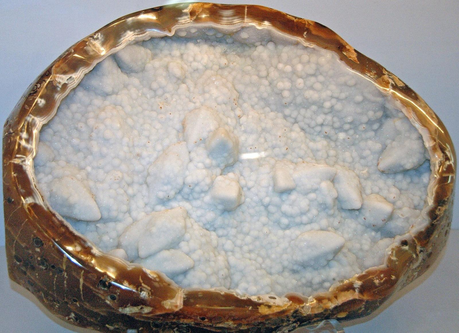 Geode lined with white quartz inside an agate rind, Soledade, Rio Grande do Sul, Brazil