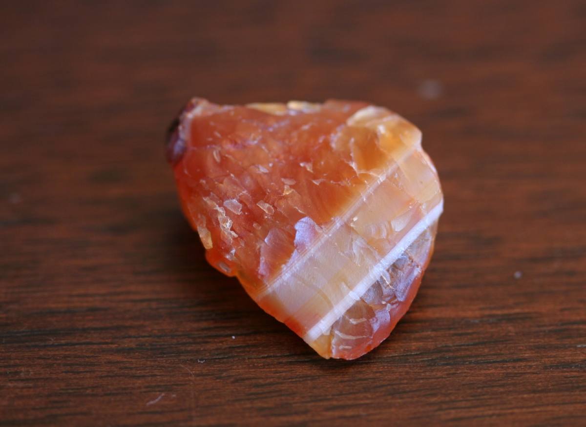 Carnelian rough crossed by a white agate band