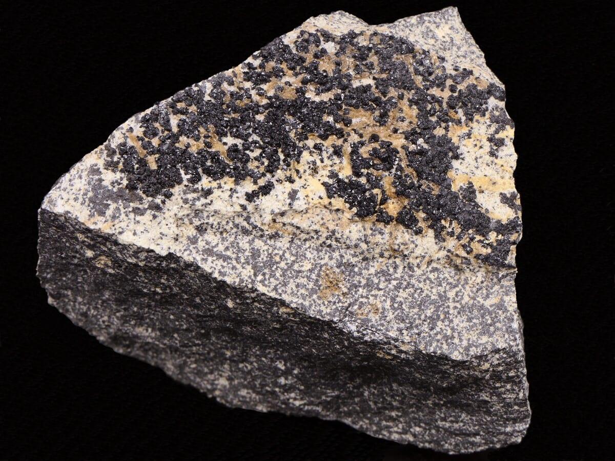 Chromo-alumino-povondraite mineral
