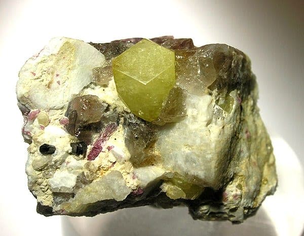 Columbite-(Mn) mineral