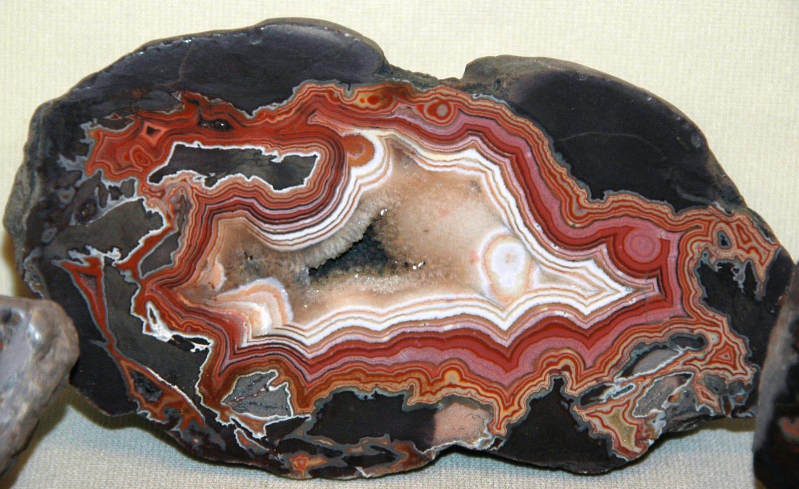 Dryhead Agate mineral, Agate & quartz lined geode (Dryhead, Montana, USA)