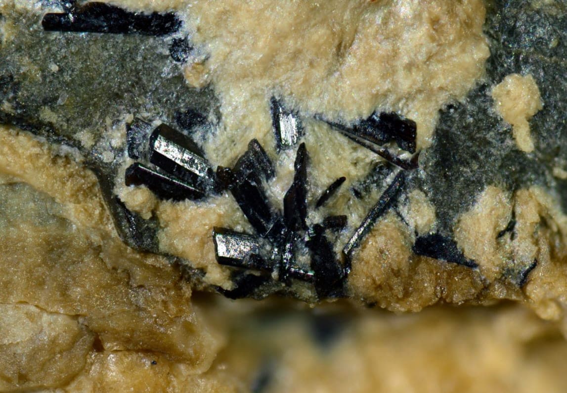 Ferriakasakaite-(La) mineral