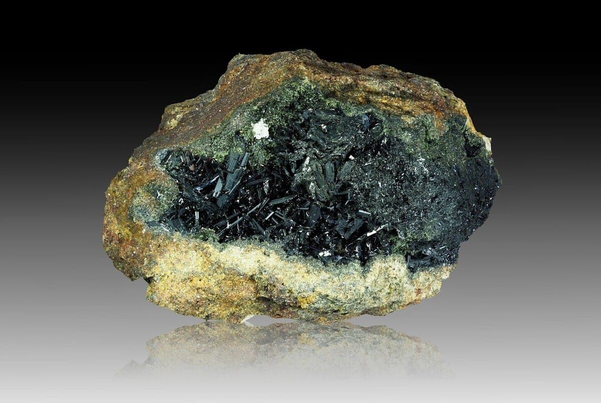Ferro-pargasite mineral