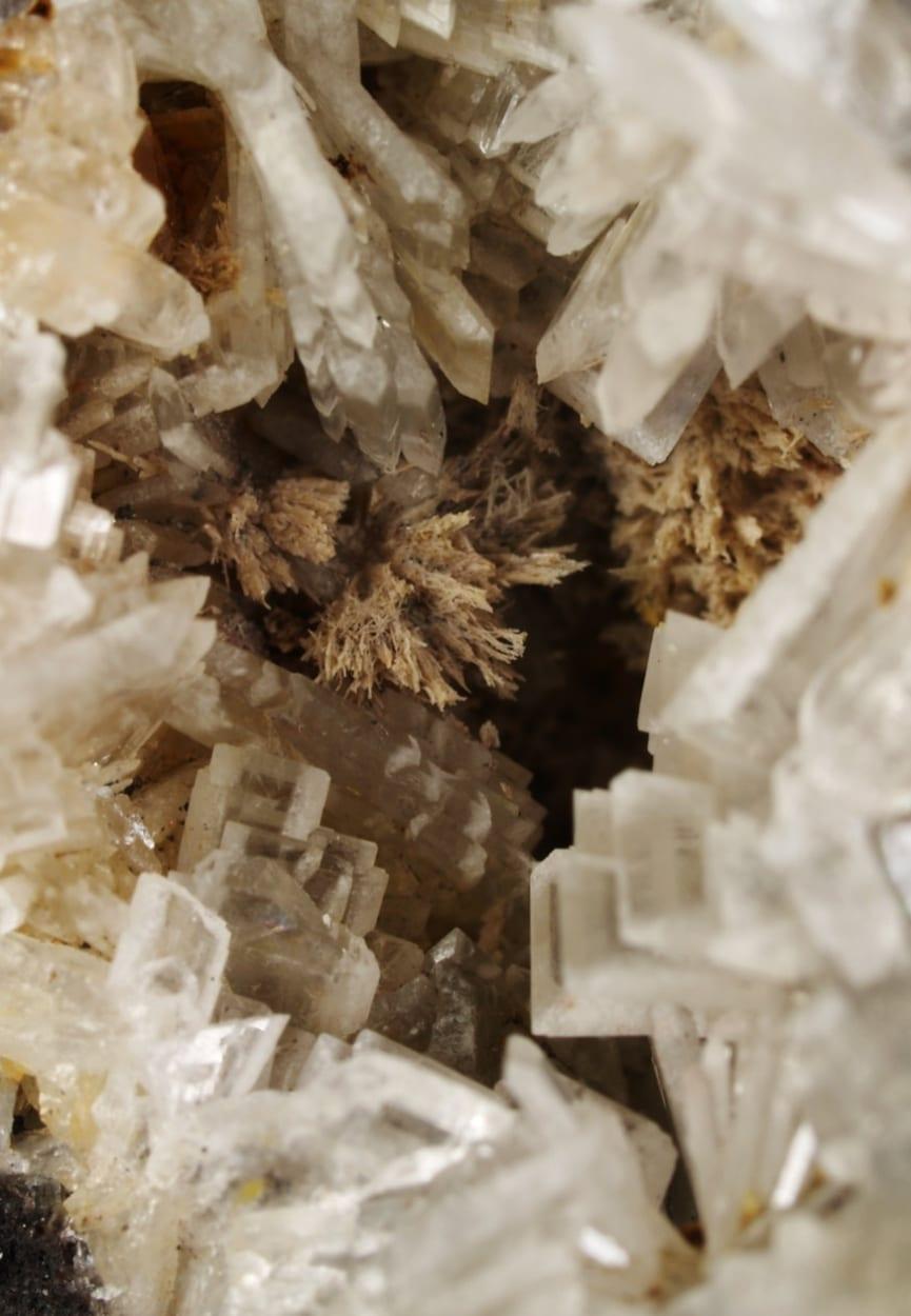 Fluorcalcioroméite mineral