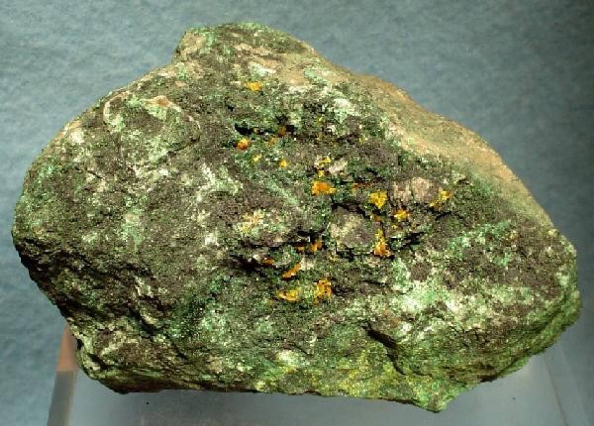 Kasolite with malachite