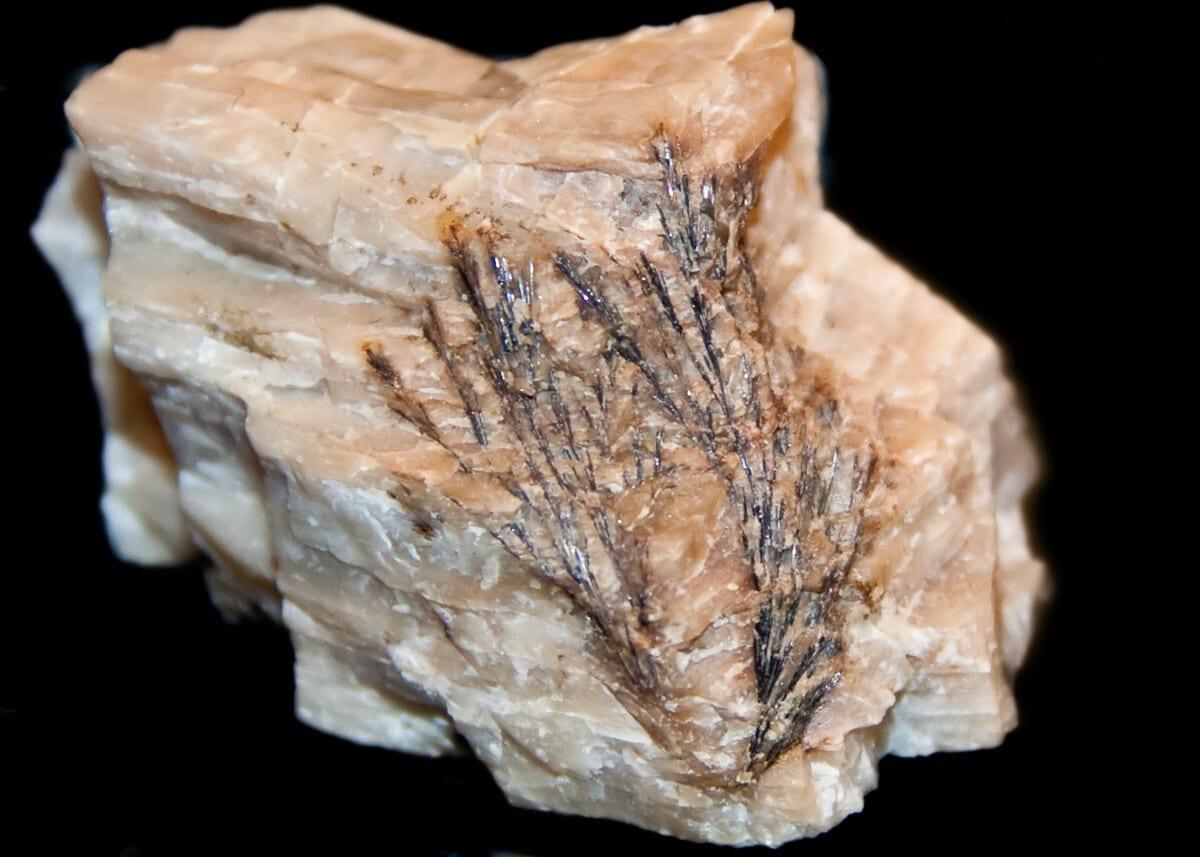 Kobeite-(Y) mineral