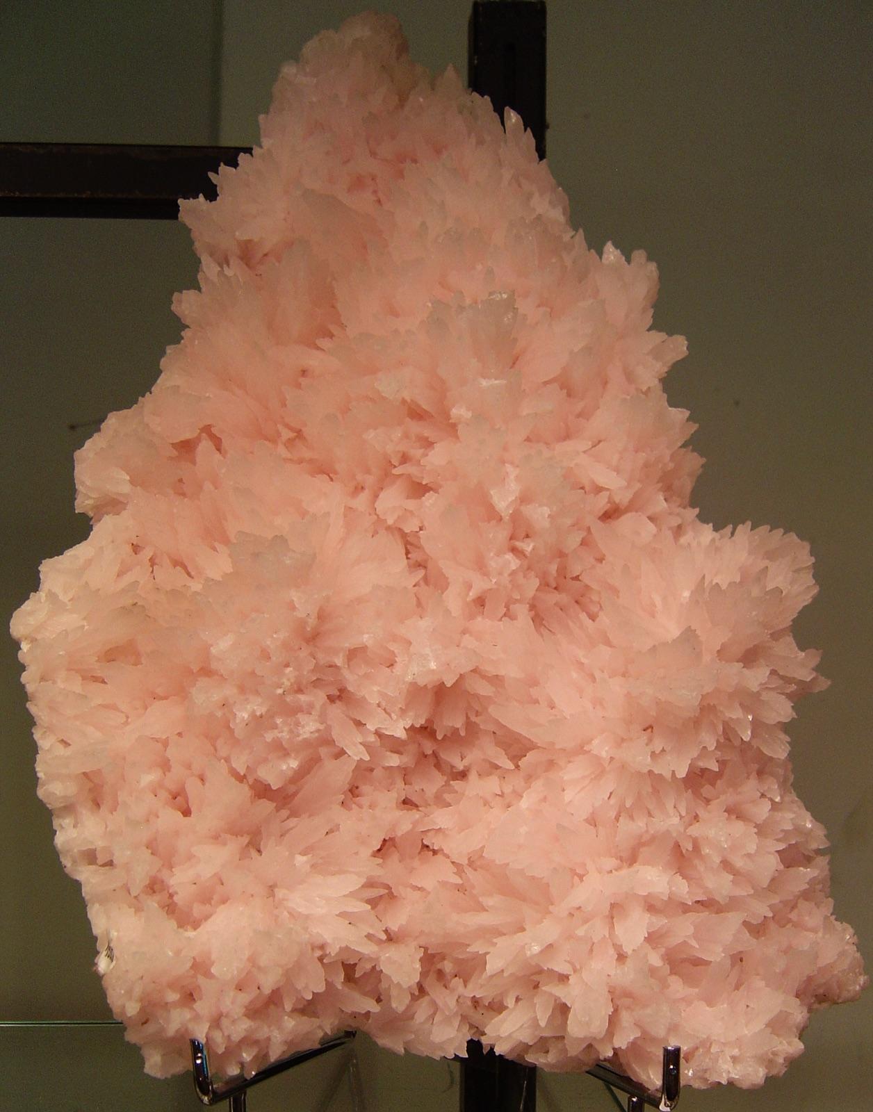 Peach-pink manganocalcite with stacked bladed crystals