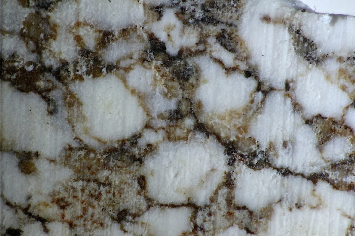 Merwinite mineral