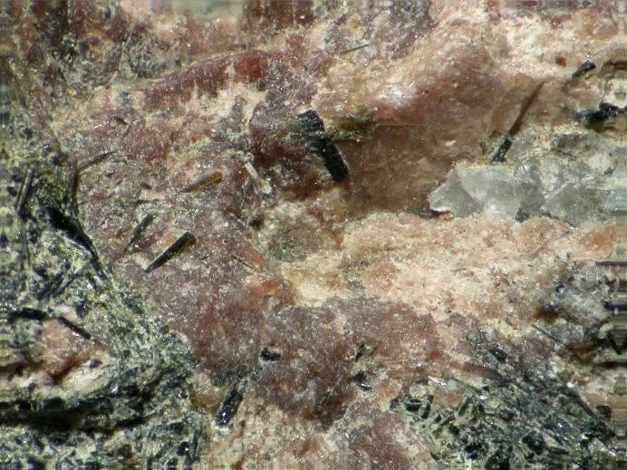 Organovaite-Zn mineral