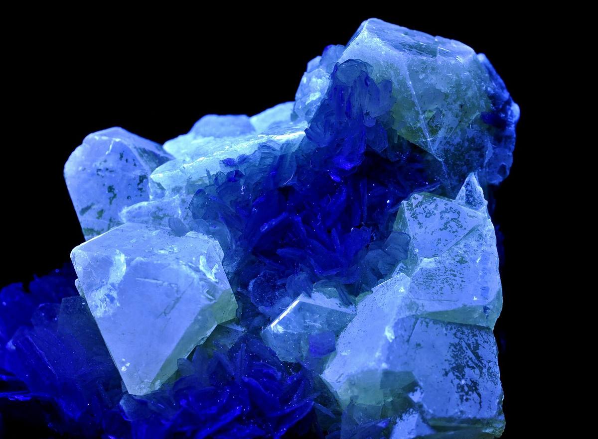 Scheelite under ultraviolet light