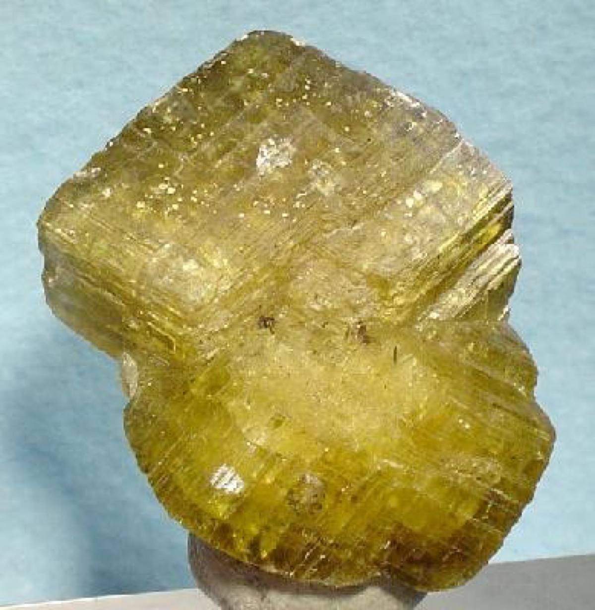 Gem-yellow siderite rhombohedron