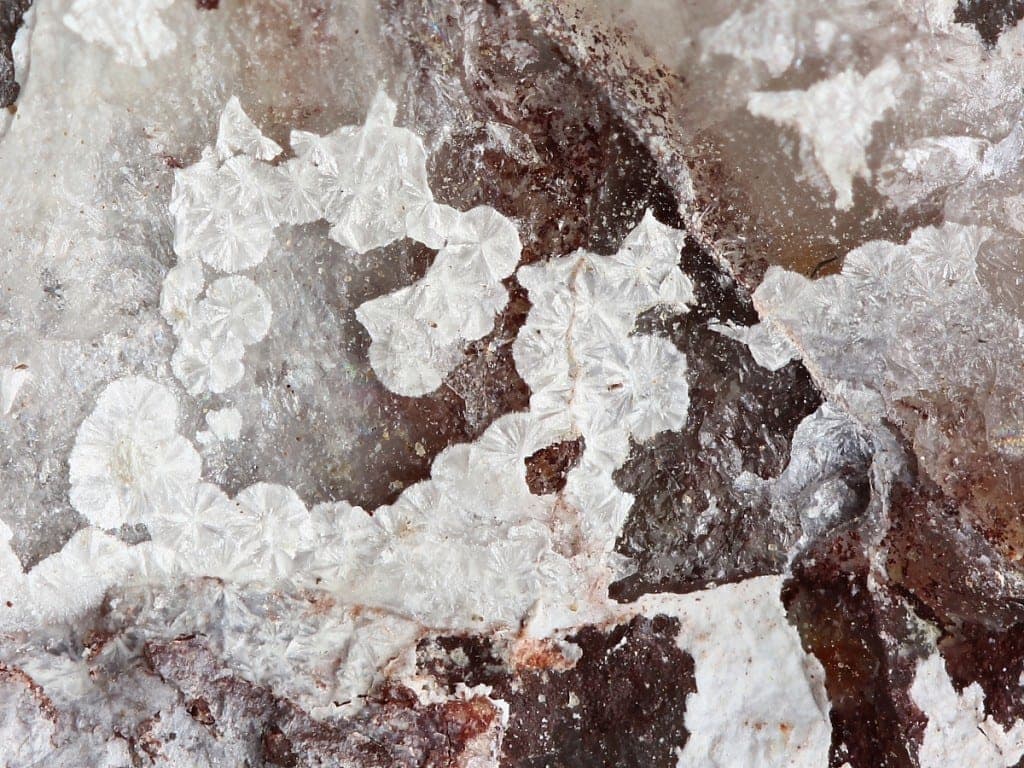 Tengerite-(Y) mineral