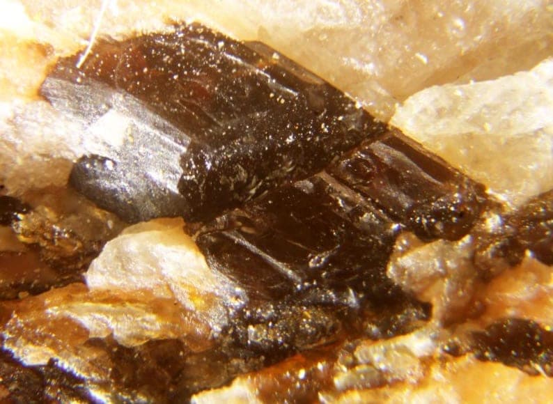Tritomite-(Y) mineral
