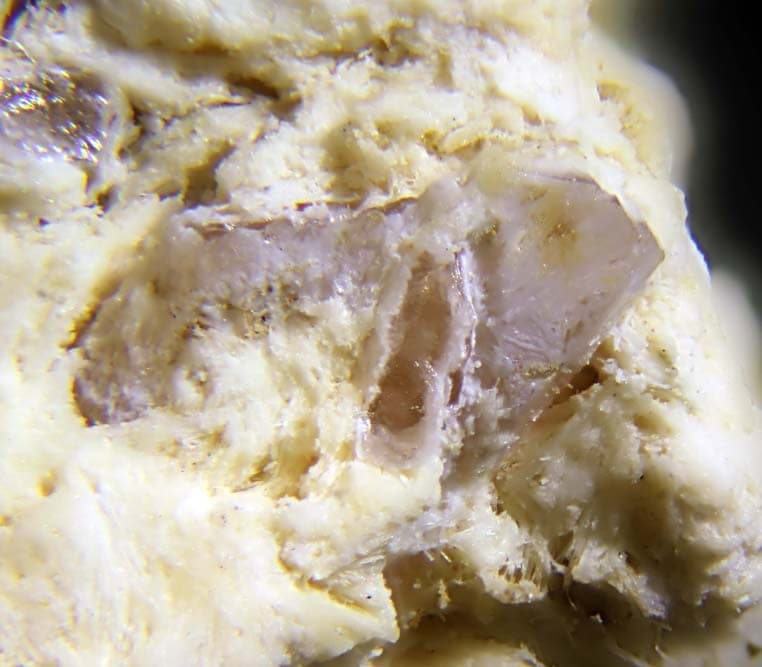Zugshunstite-(Ce) mineral